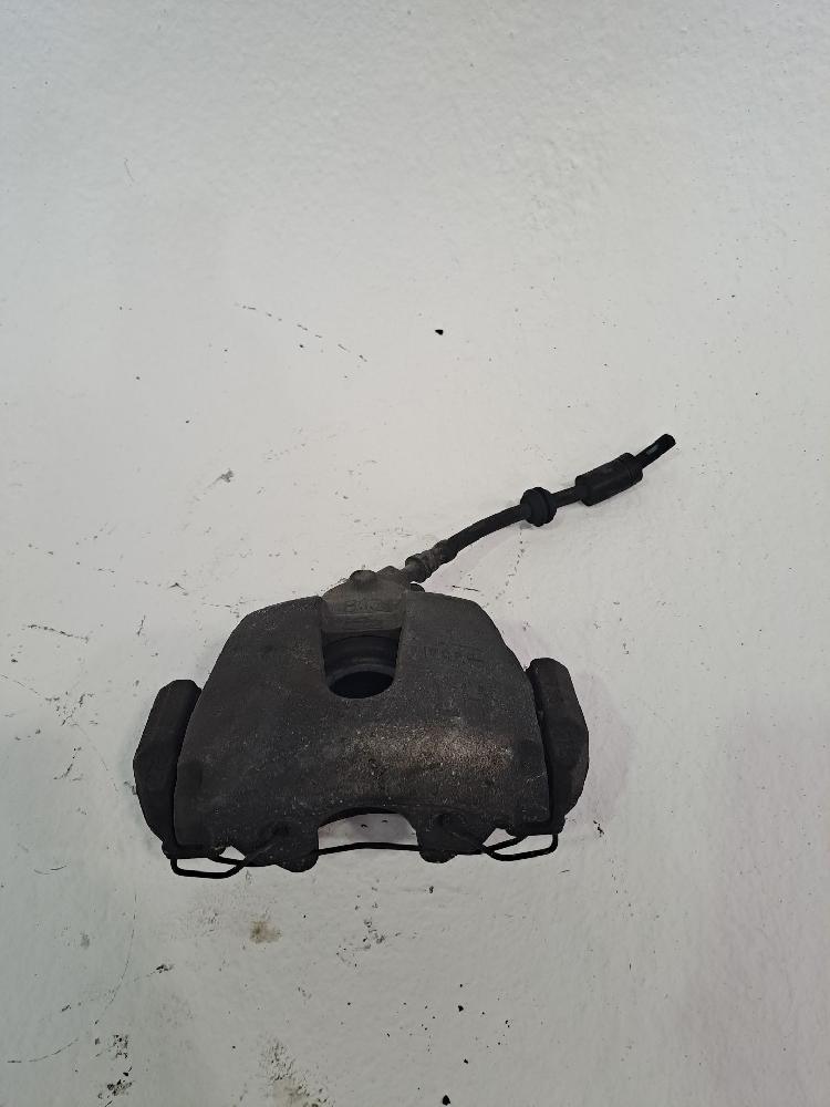 Pinza de freno delantera izquierda 1682876 de Ford Focus berlina (cap) 2004-2006 - pieza usada