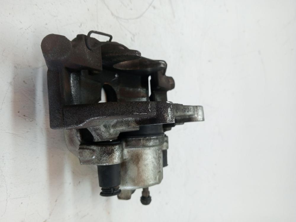 Bremssättel vorne links 1682876 de Ford Focus lim. (cb8) 2010-0 - pieza usada