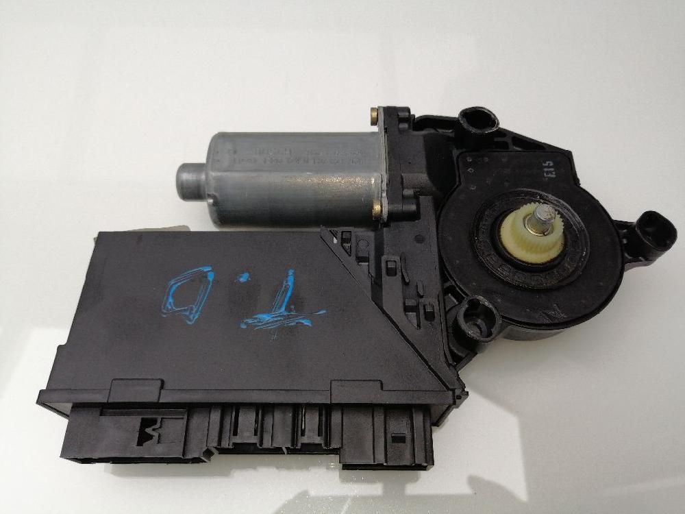 Fernsterhebermotor hinten rechts 0130821764 de Volkswagen Touareg (7la, 7l6, 7l7) 2002-2010 - pieza usada