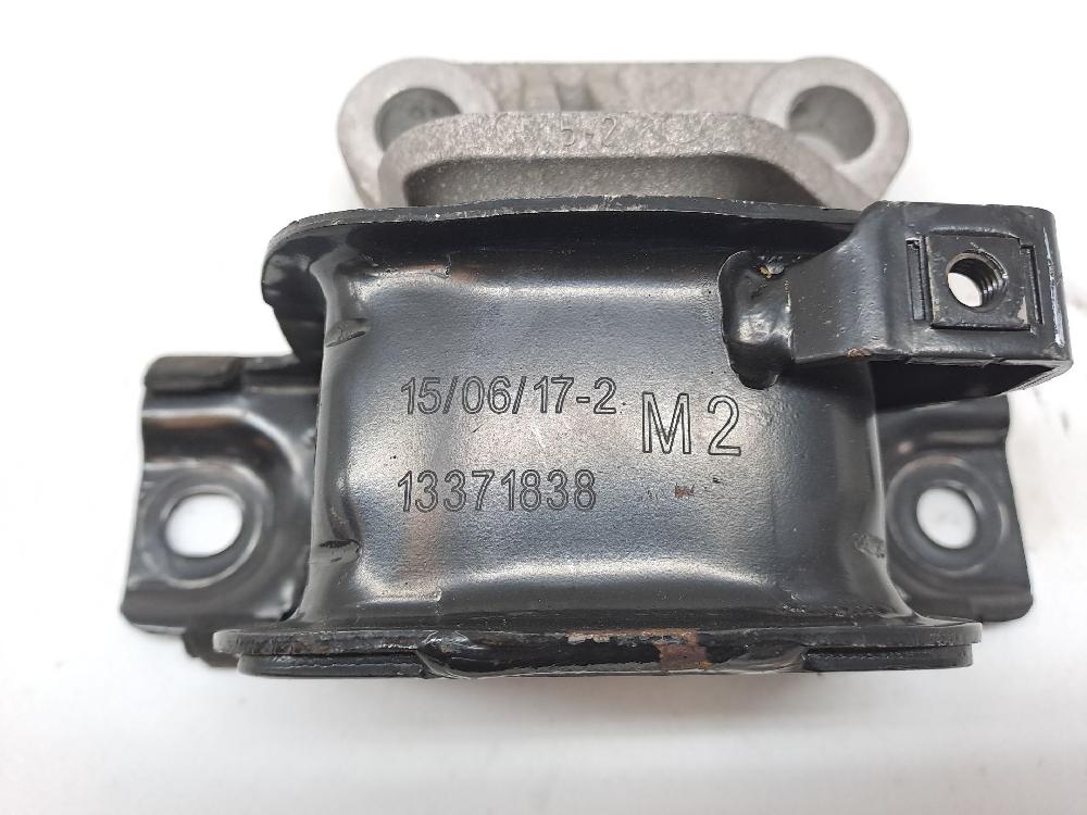 Soporte motor 13371838 de Opel Corsa e (x15) 2014-2015 - pieza usada