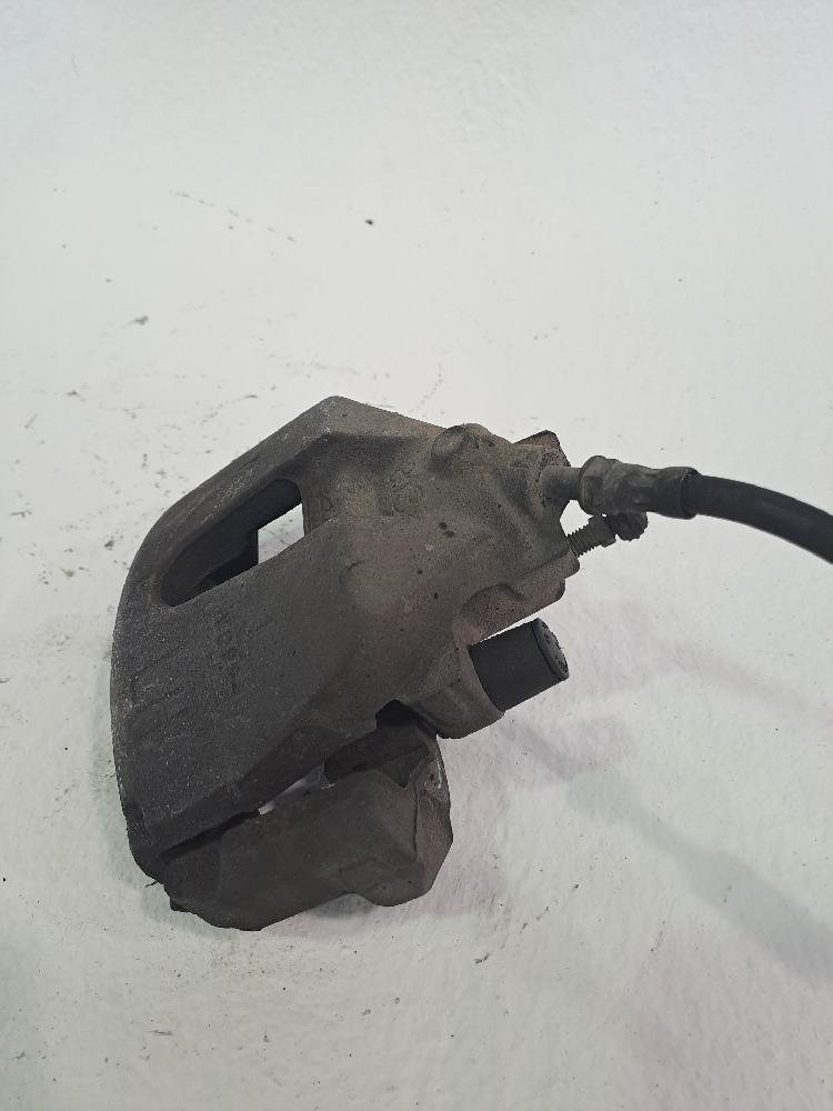 Pinza de freno delantera izquierda 1682876 de Ford Focus berlina (cap) 2004-2006