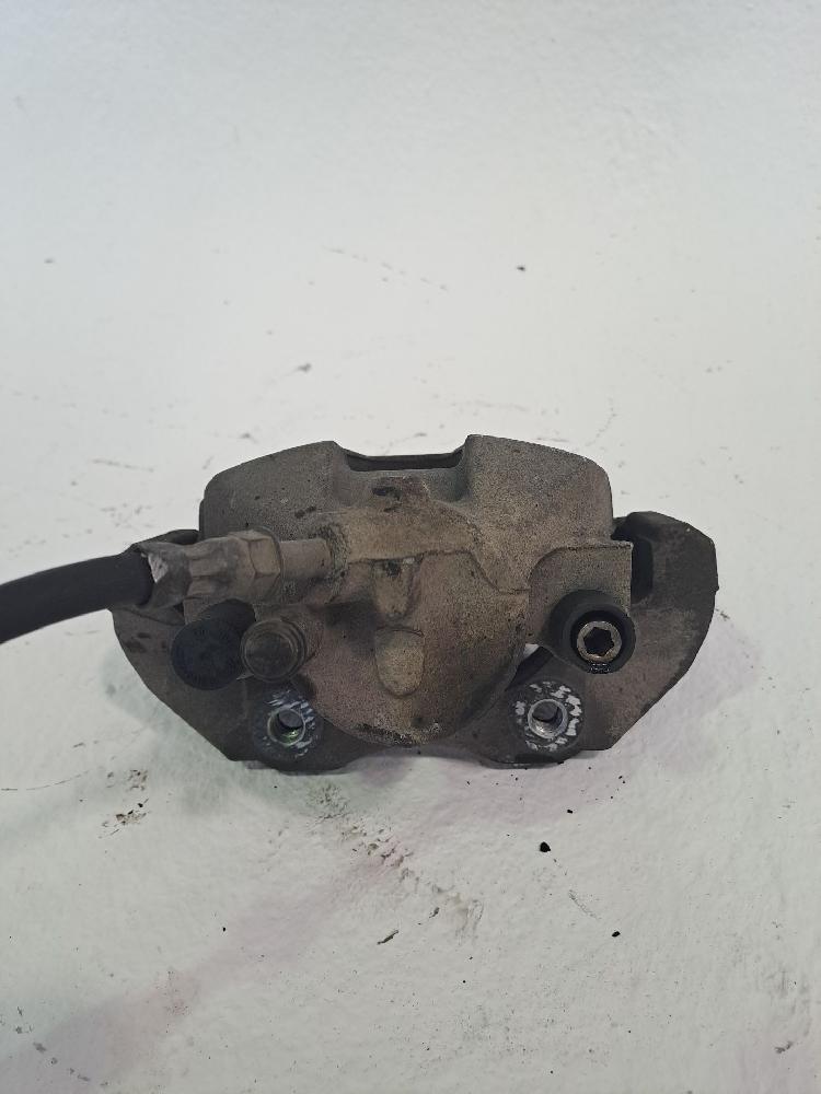 Pinza de freno delantera izquierda 1682876 de Ford Focus berlina (cap) 2004-2006 - pieza usada