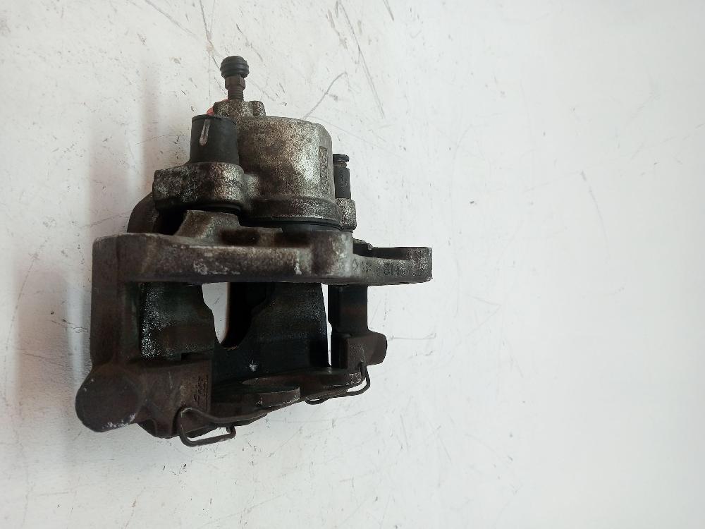 Bremssättel vorne links 1682876 de Ford Focus lim. (cb8) 2010-0 - pieza usada