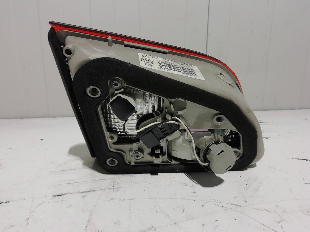 Piloto trasero derecho interior 13282247 de Opel Astra j sports tourer (p10) 2010-2015 - pieza usada