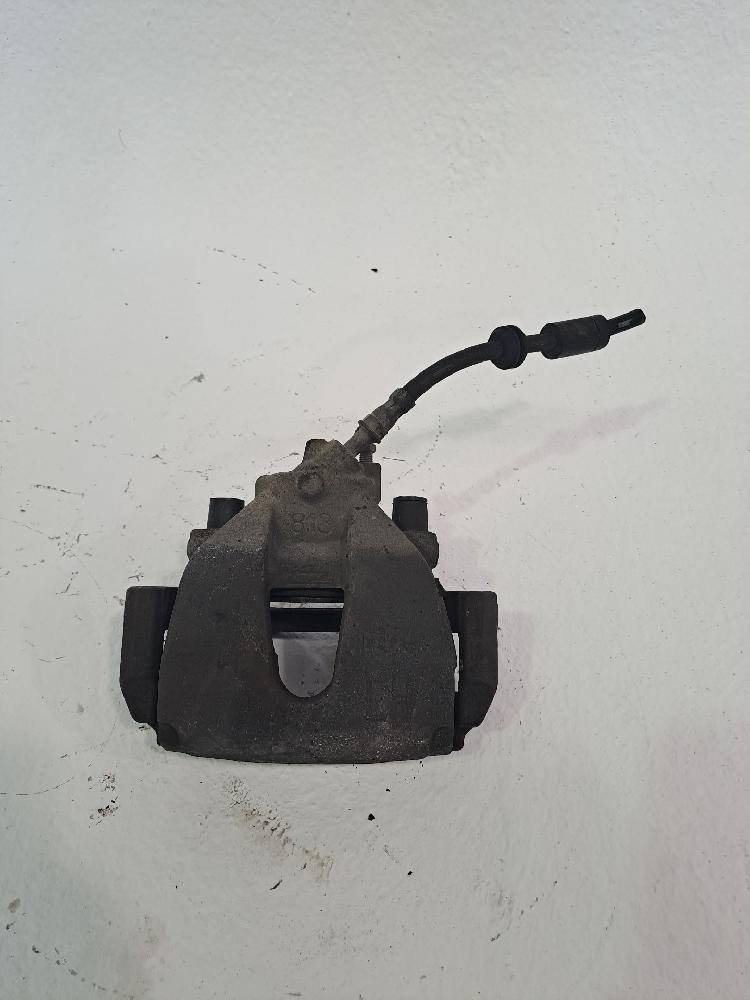 Pinza de freno delantera izquierda 1682876 de Ford Focus berlina (cap) 2004-2006 - pieza usada