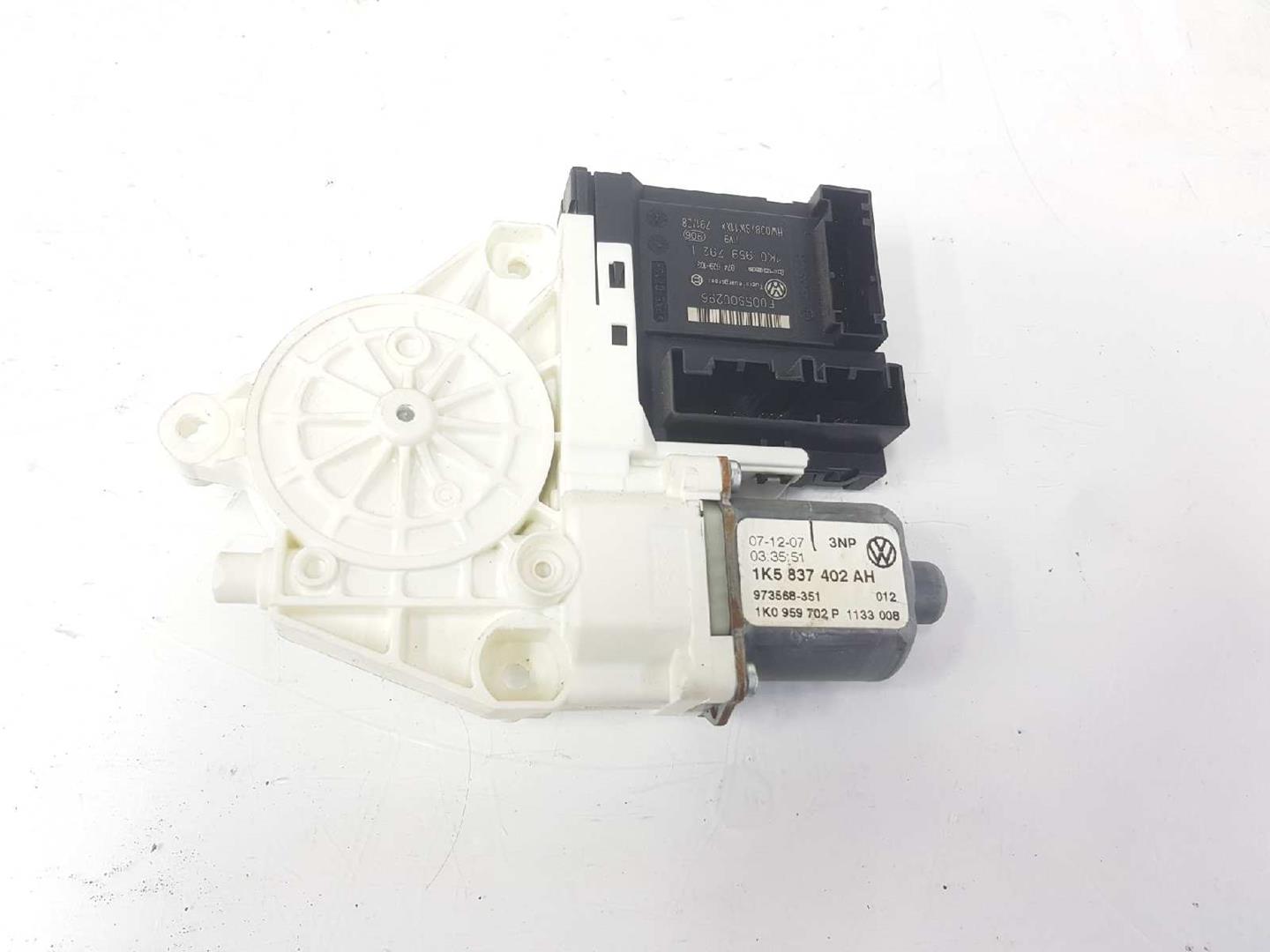 VOLKSWAGEN Jetta 5 generation (2005-2011) Front Right Door Window Control Motor 1K5867402AH, 9735683511K0959702P, SOLOMOTOR 19753308