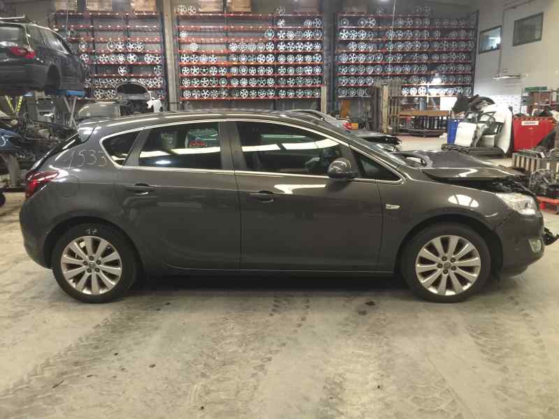 OPEL Astra J (2009-2020) Motorfäste på vänster sida 13248549,682065 19585946