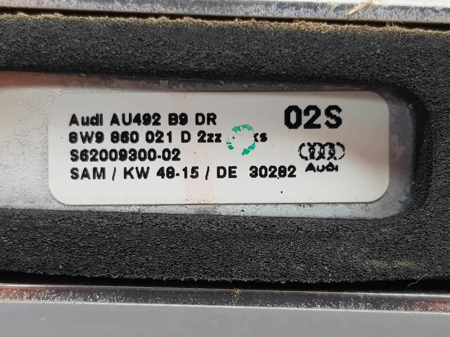 AUDI A4 B9/8W (2015-2024) Рейлинг крыши правый 8W9860021D, 8W9860021D 24241632