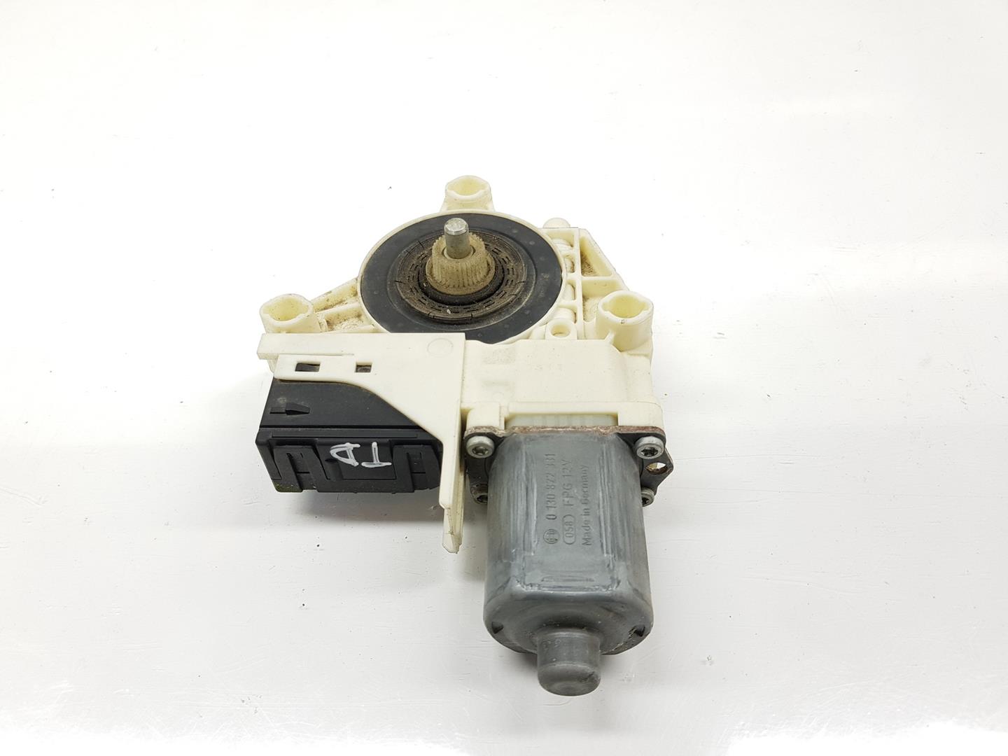 RENAULT Laguna 3 generation (2007-2015) Moteur de commande de vitre de porte arrière droite 0130822331, 827300001R 23754902