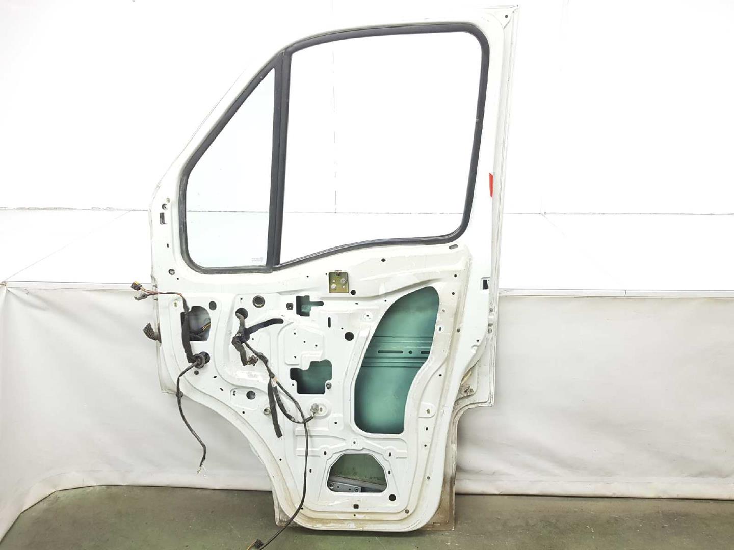 RENAULT Master 2 generation (1997-2010) Передняя правая дверь 7751474637, 7751474637, BLANCO 24549736