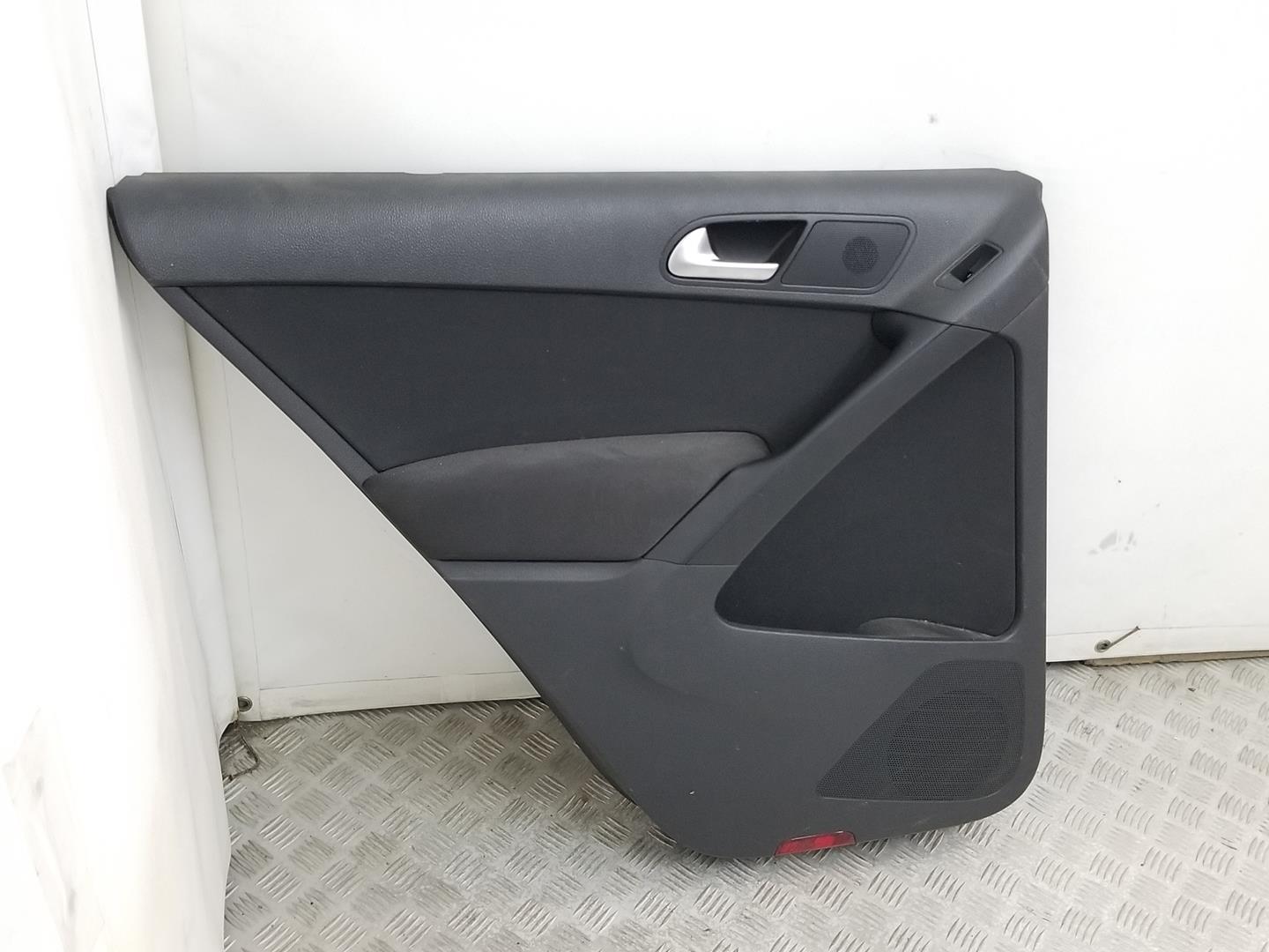 VOLKSWAGEN Tiguan 1 generation (2007-2017) Moulure de porte arrière gauche 5N0867211E,5N0867211E 19737119