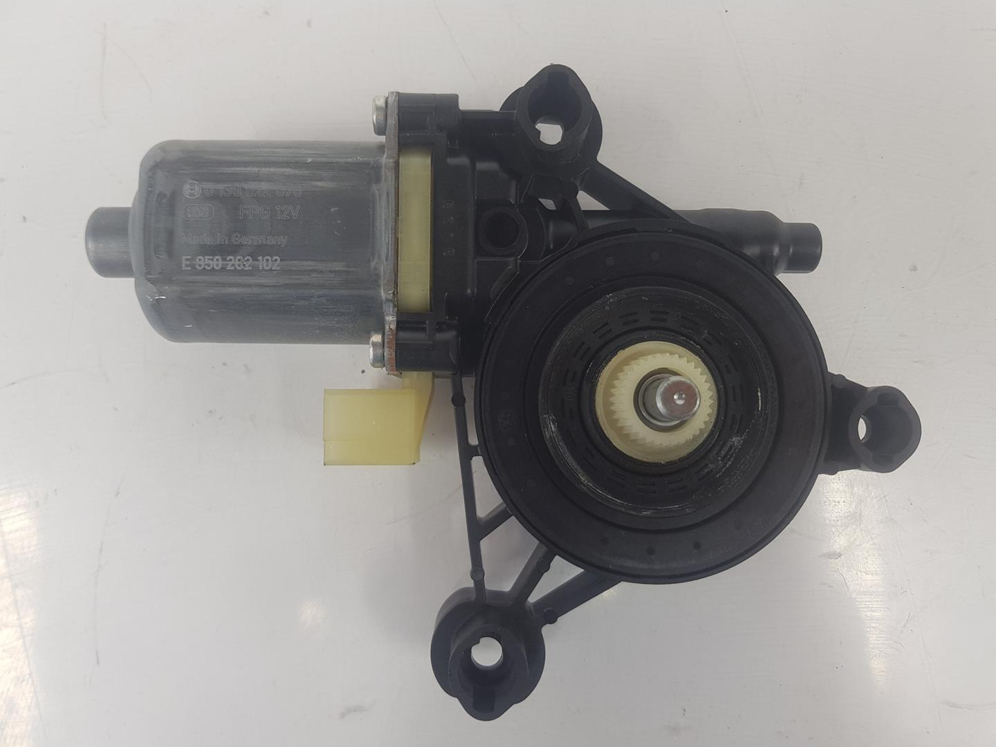 VOLKSWAGEN Tiguan 1 generation (2007-2017) Moteur de lève-vitre de porte avant gauche 5Q0959802C,5Q0959802C 20144226