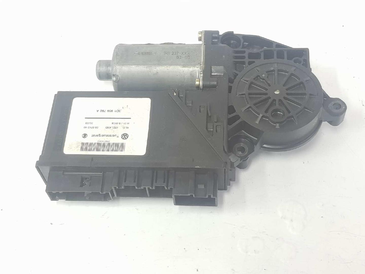 VOLKSWAGEN Touareg 1 generation (2002-2010) Front Right Door Window Control Motor 7L0959702H, 7L0959702H, SOLOMOTOR 19720716