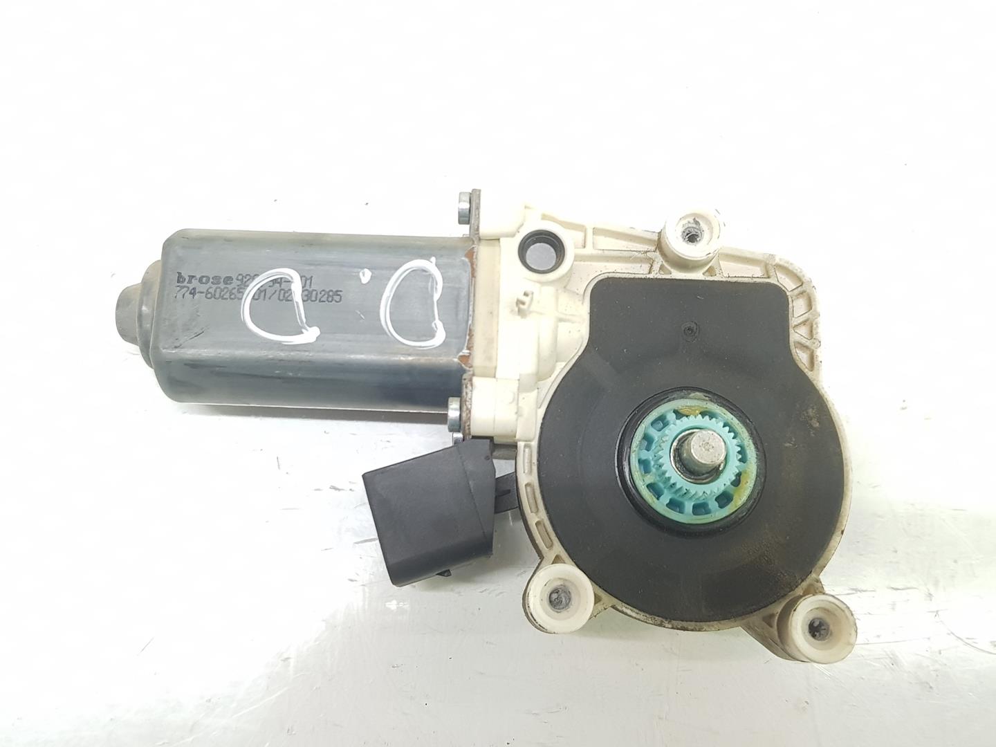 MERCEDES-BENZ Vito W639 (2003-2015) Priekinių dešinių durų stiklo pakelėjo varikliukas A0009069700, A0009069700, SOLAMENTEELMOTOR 19923548