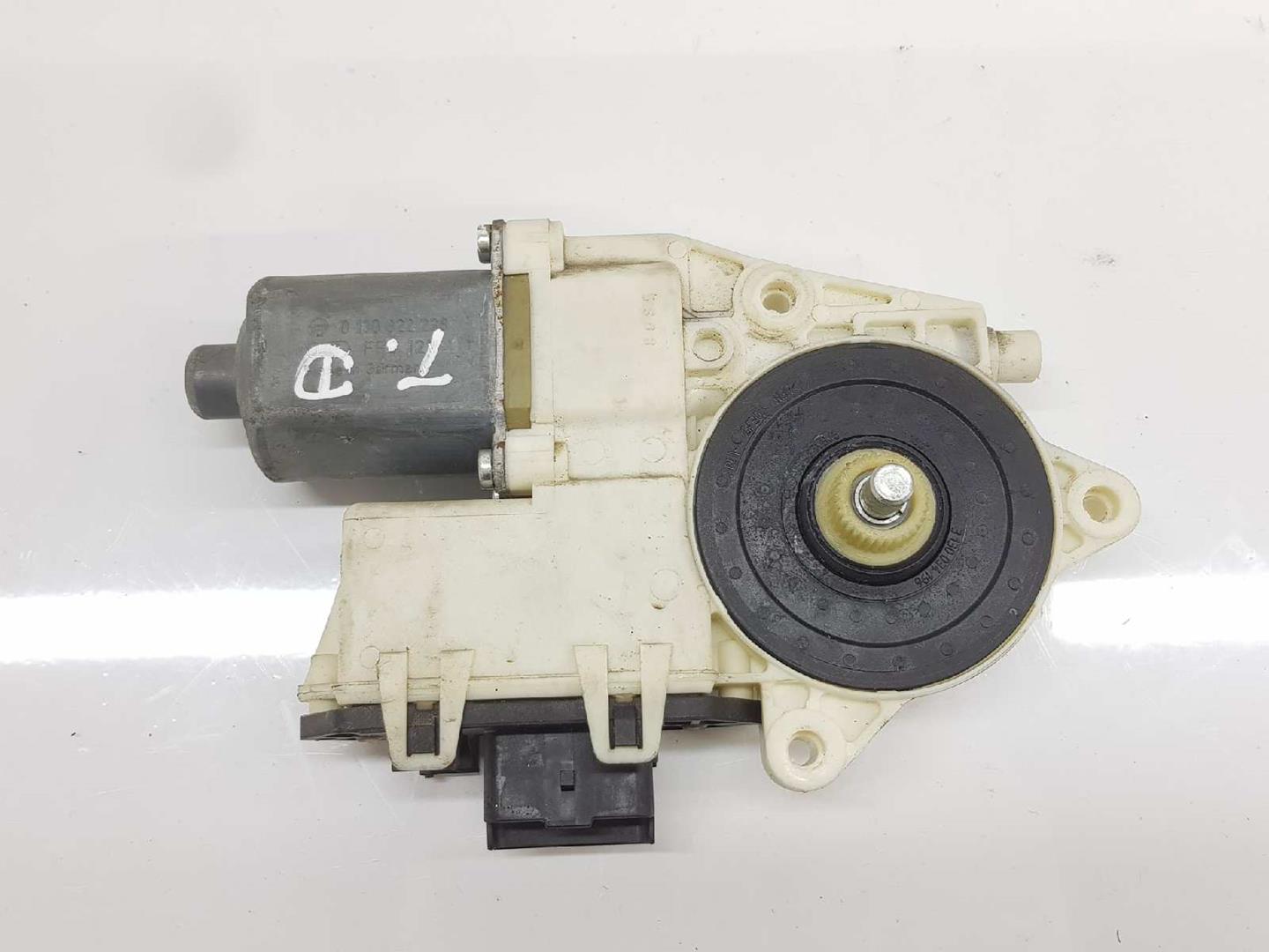 CITROËN C4 1 generation (2004-2011) Moteur de commande de vitre de porte arrière droite 51723327, 0130822238 19726299