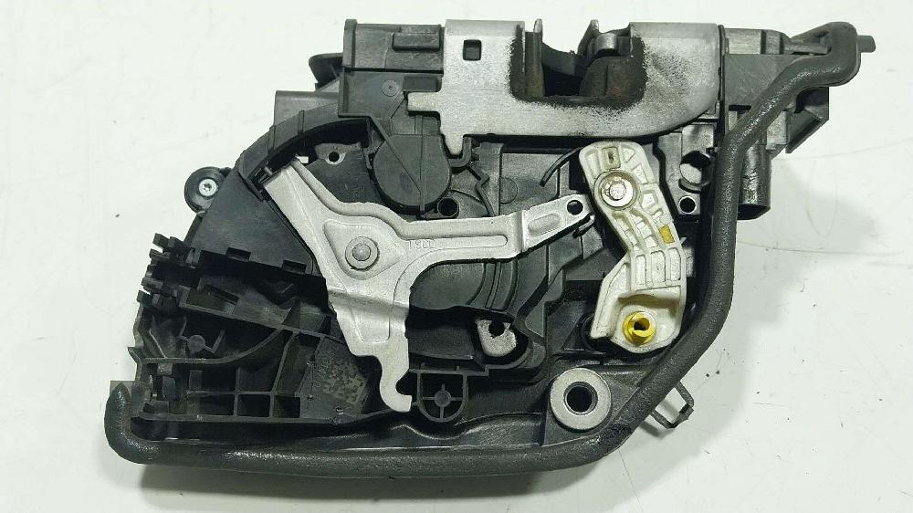 Fecho da porta tras esquerda B47 D20 B 51227281939 de Bmw X5 (f15, f85) 2013-2018 231 CV con 251452 km - pieza usada