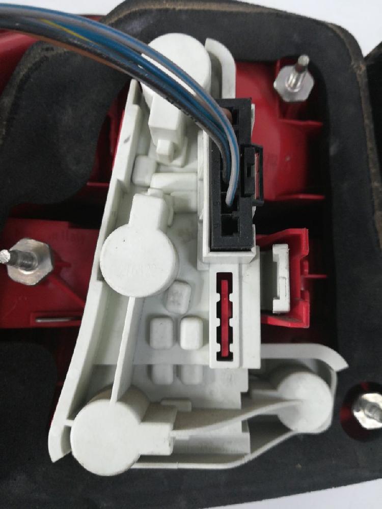 Piloto trasero derecho 204D4 63216937458 de Bmw 3 (e90) 2007-2010 163 CV con 303796 km - pieza usada