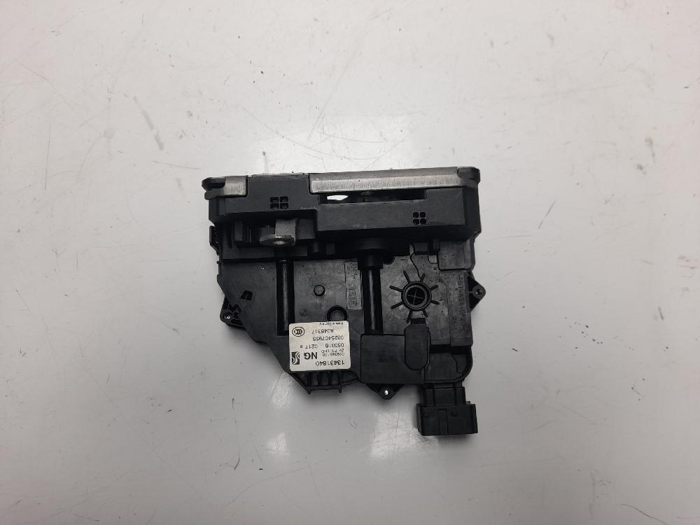 Serrure avant droit B13DTC 13431840 de Opel Corsa e 2014-0 con 60884 km - pieza usada