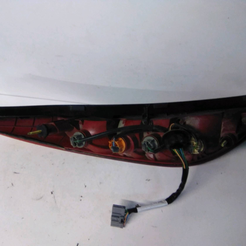 Piloto trasero derecho 1331600 de Ford Mondeo (ge) 2003-2007 - pieza usada