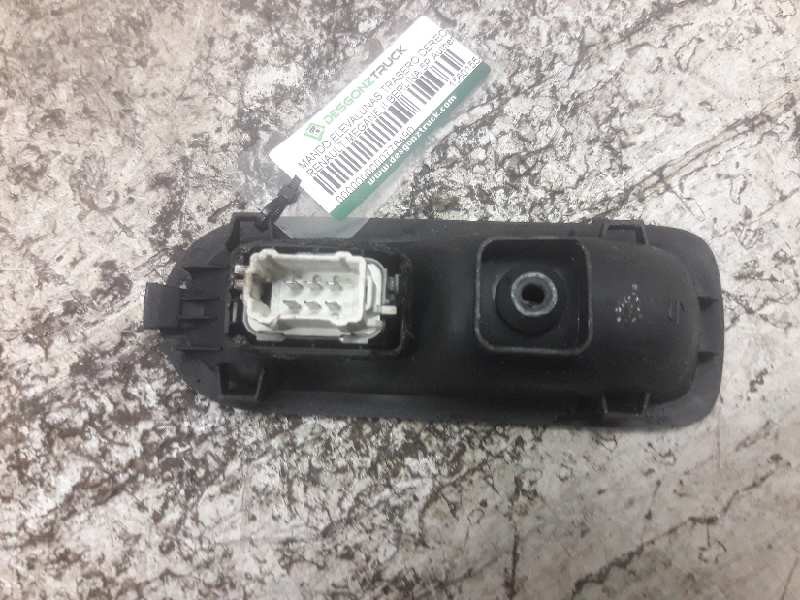 Comando do vidro tras direito K9K D7 156015540 de Renault Megane ii sedán (lm0/1_) 2003-2009 82 CV - pieza usada
