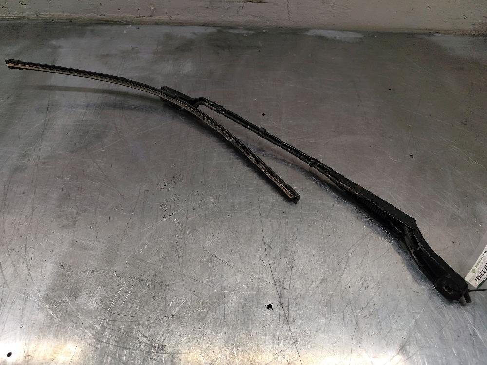 Brazo del limpia delantero izquierdo YH01 97036203 de Peugeot 5008 ii (mc_, mj_, mr_, m4_) 2018-2026 131 CV con 37290 km - pieza usada