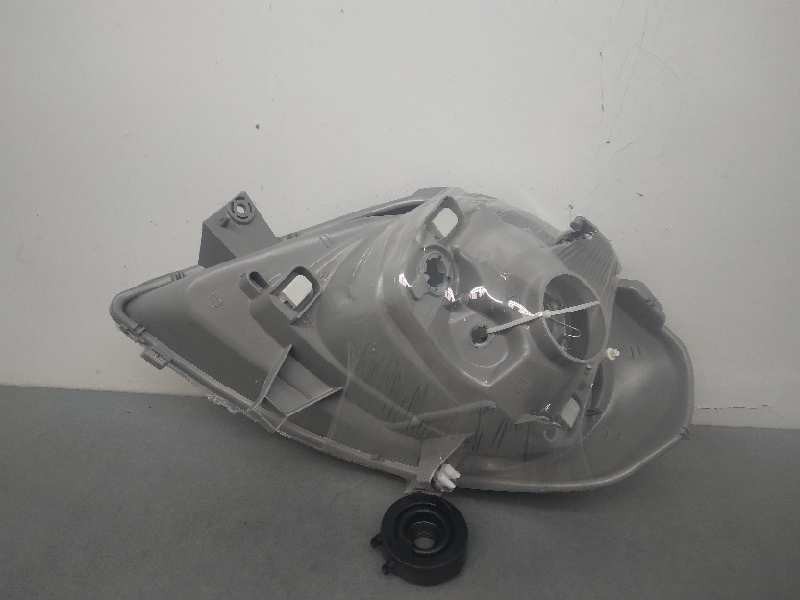 Faro derecho 2600000QAD de Renault Trafic caja cerrada (ab 4.01) 2001-0 69 CV - pieza usada