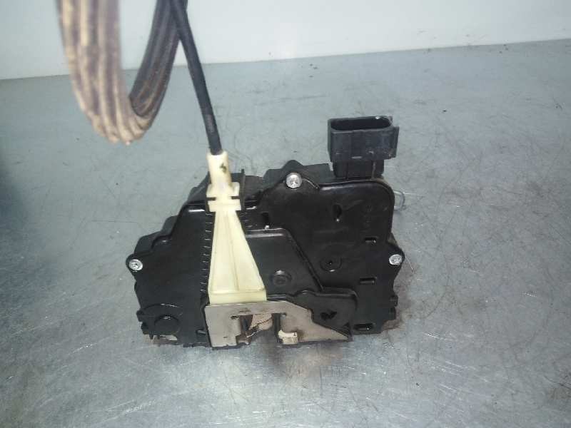 Serrure avant droit B14XER OPT. LDD 13431840 de Opel Corsa d (s07) 2011-2014 90 CV - pieza usada