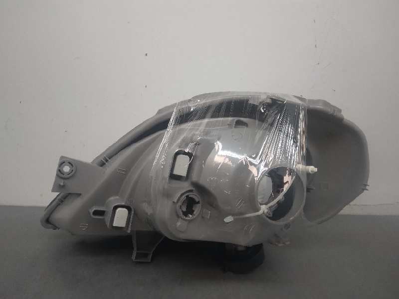 Faro derecho 2600000QAD de Renault Trafic caja cerrada (ab 4.01) 2001-0 69 CV - pieza usada