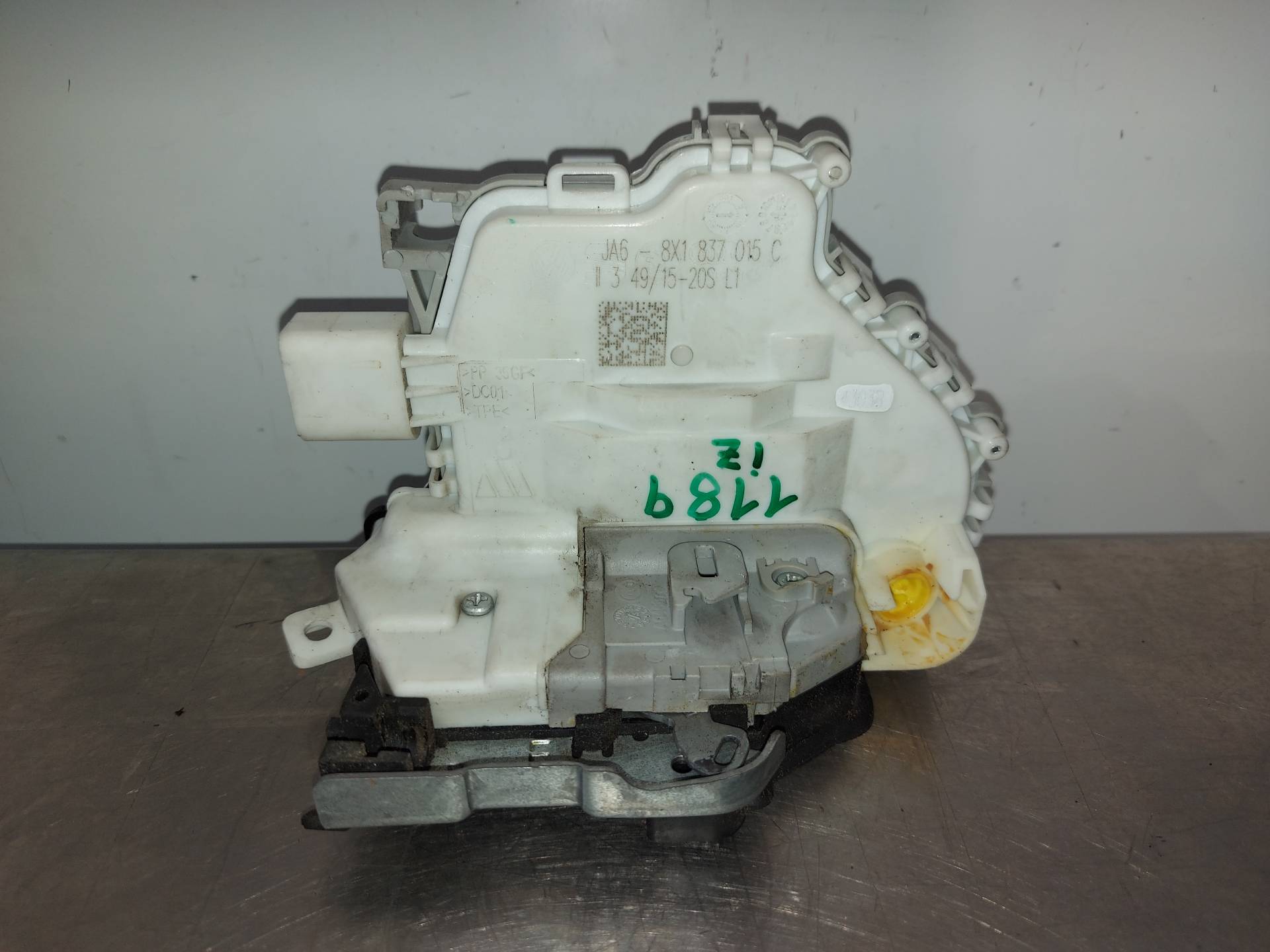 AUDI A3 8V (2012-2020) Încuietoarea ușă stânga față 8X1837015C 26410551