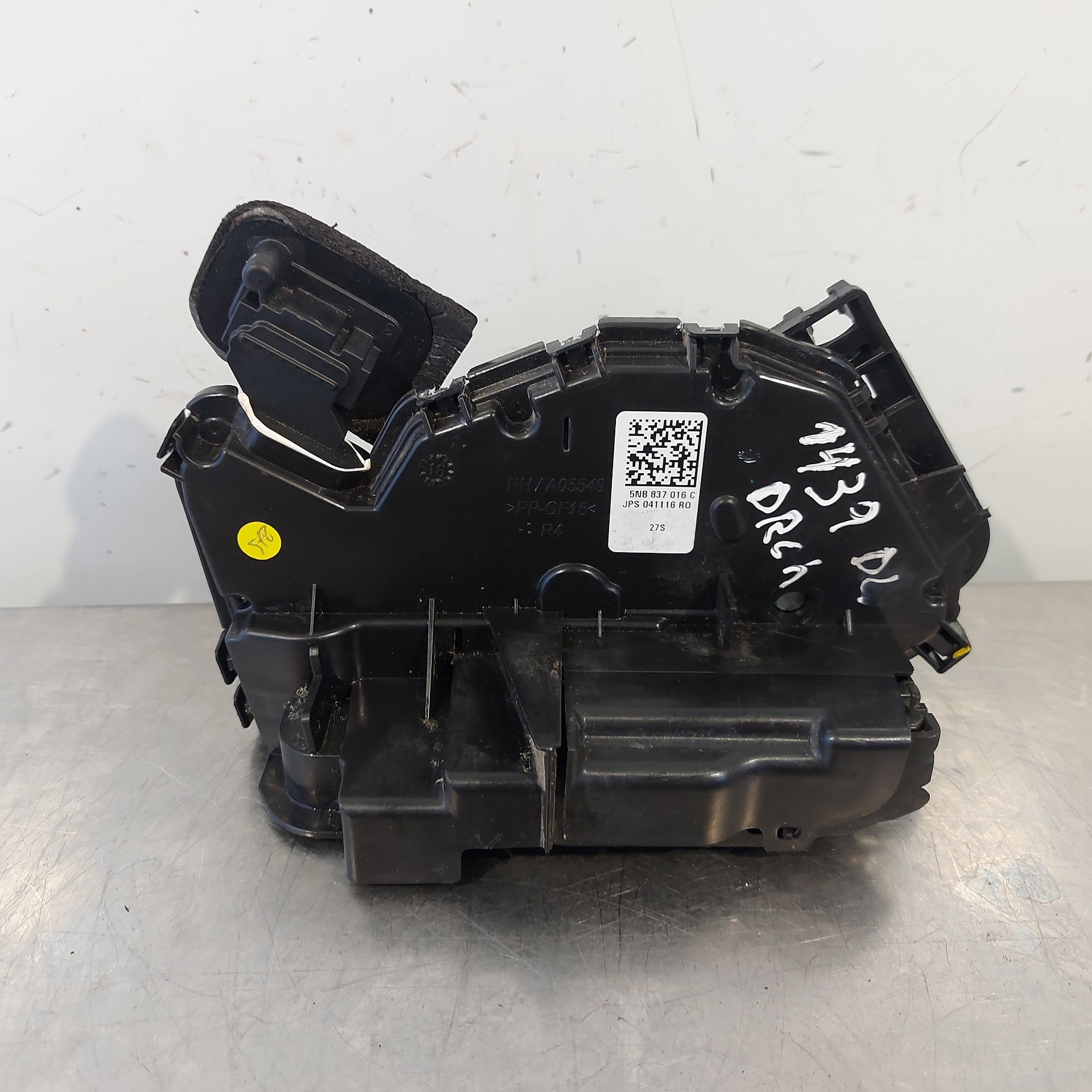 VOLKSWAGEN Tiguan 1 generation (2007-2017) Front Right Door Lock 5NB837016C 24891273