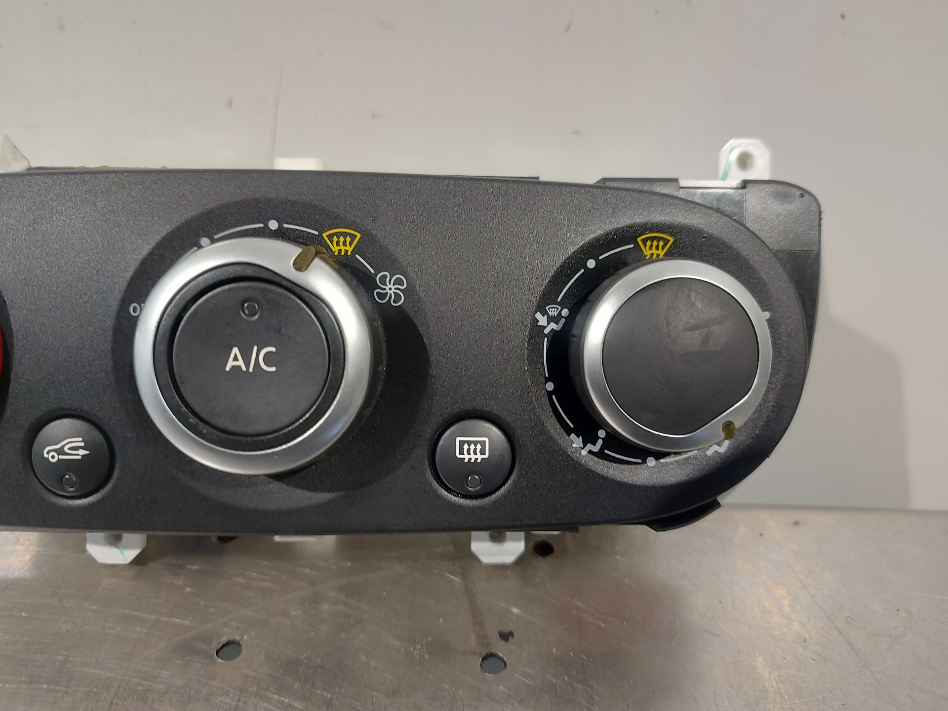 RENAULT Clio 4 generation (2012-2020) Climate  Control Unit 272705324R 24885603