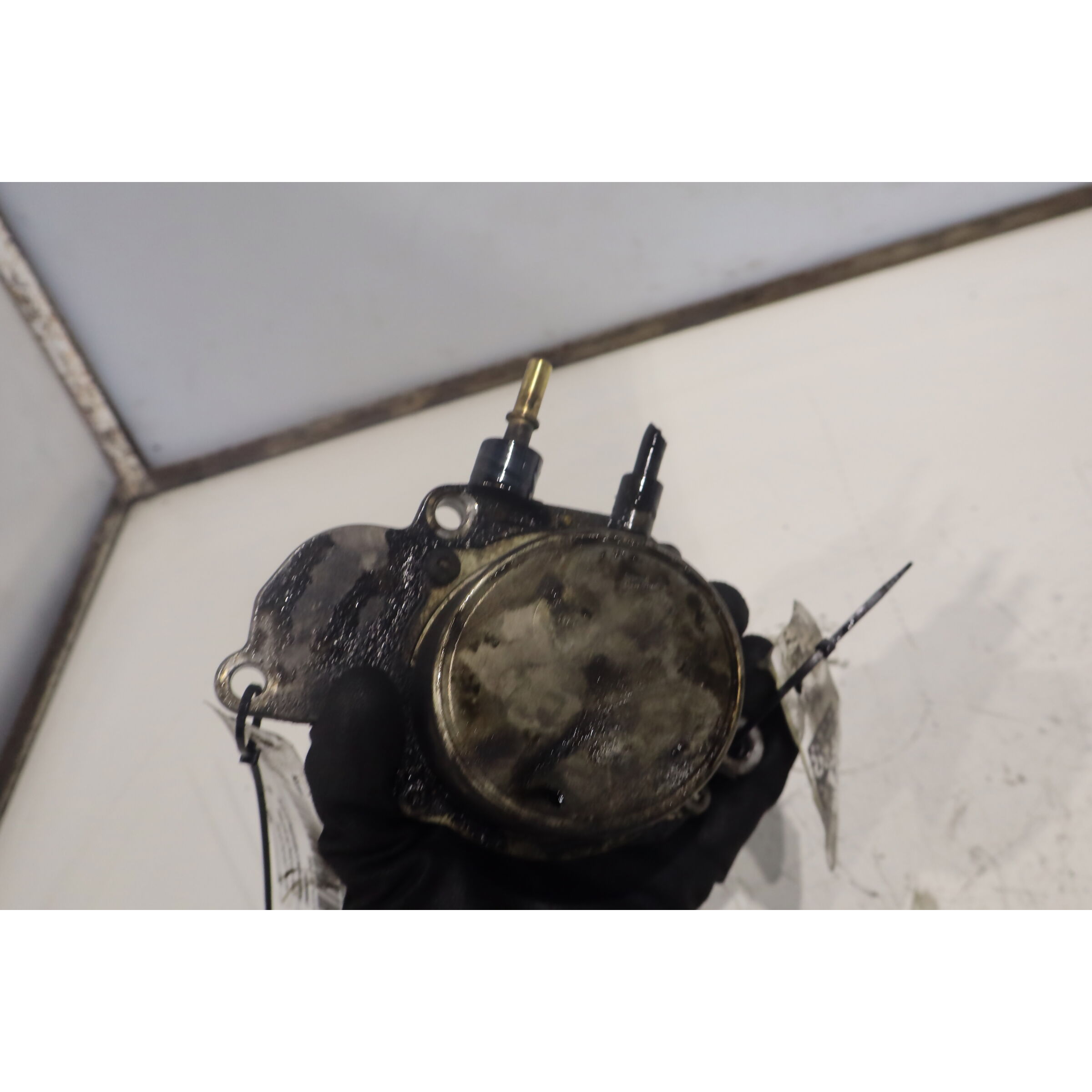 Depresor freno / bomba vacio A17DTR 7009690201,7009690100,55598084 de Opel Astra j sports tourer (p10) 2010-2015 - pieza usada