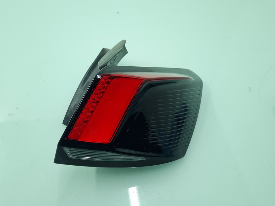 Piloto trasero derecho YH01 9810477080 de Peugeot 3008 suv (mc_, mr_, mj_, m4_) 2016-0 131 CV con 91237 km