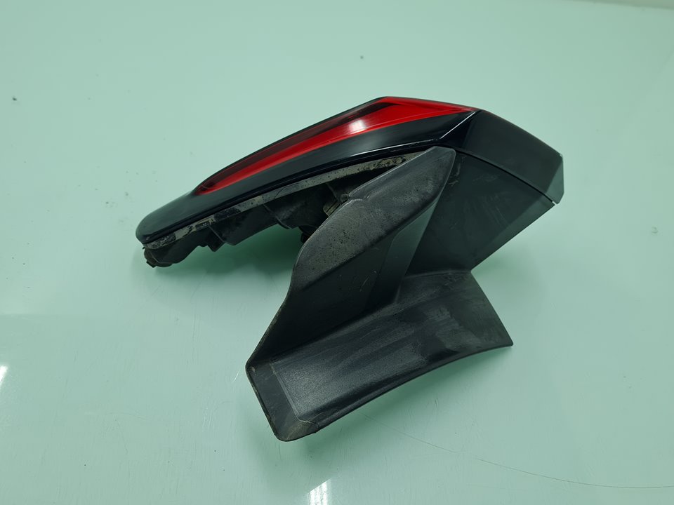 Piloto trasero derecho YH01 9810477080 de Peugeot 3008 suv (mc_, mr_, mj_, m4_) 2016-0 131 CV con 91237 km - pieza usada