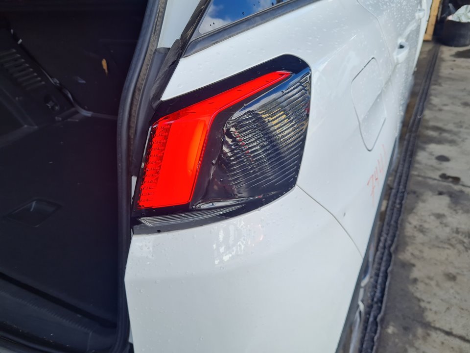 Piloto trasero derecho YH01 9810477080 de Peugeot 3008 suv (mc_, mr_, mj_, m4_) 2016-0 131 CV con 91237 km - pieza usada