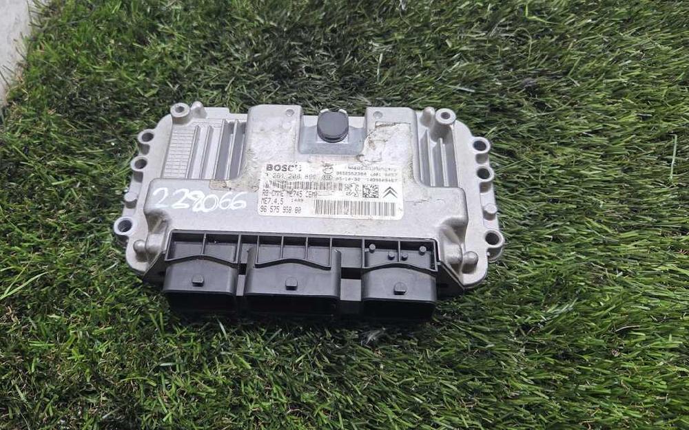 Centralita motor uce NFU 0261208899 de Citroen C4 i sedán 2006-2011 109 CV