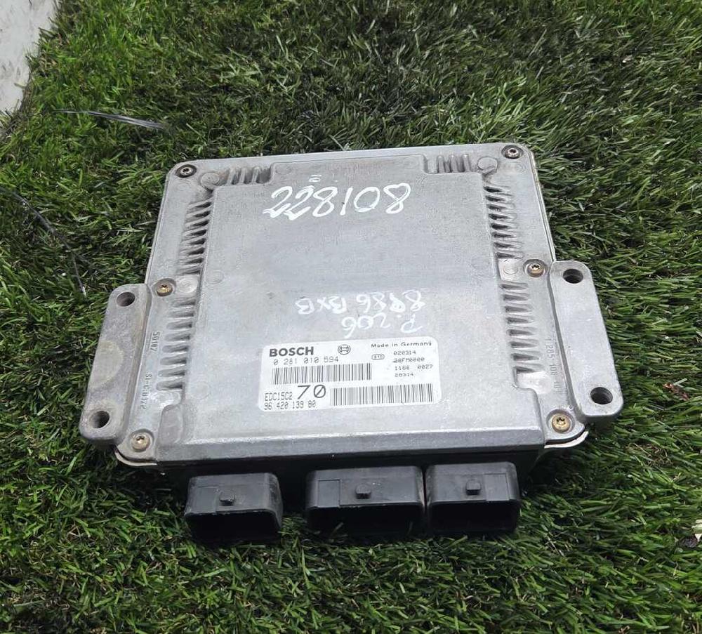 Centralita motor uce RHY 0281010594 de Peugeot 206 hatchback (2a/c) 1998-2003 90 CV - pieza usada