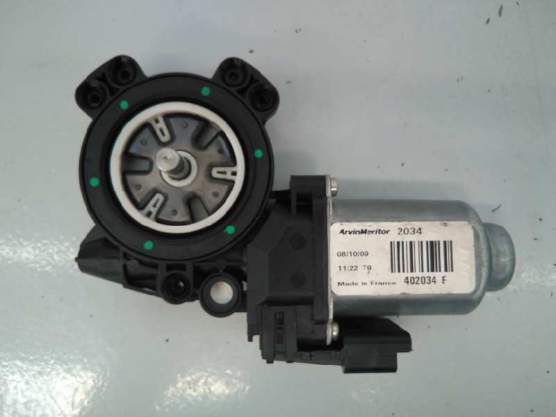 NISSAN Qashqai 1 generation (2007-2014) Priekinių dešinių durų stiklo pakelėjo varikliukas 402034F,E2-B5-18-1 18468892