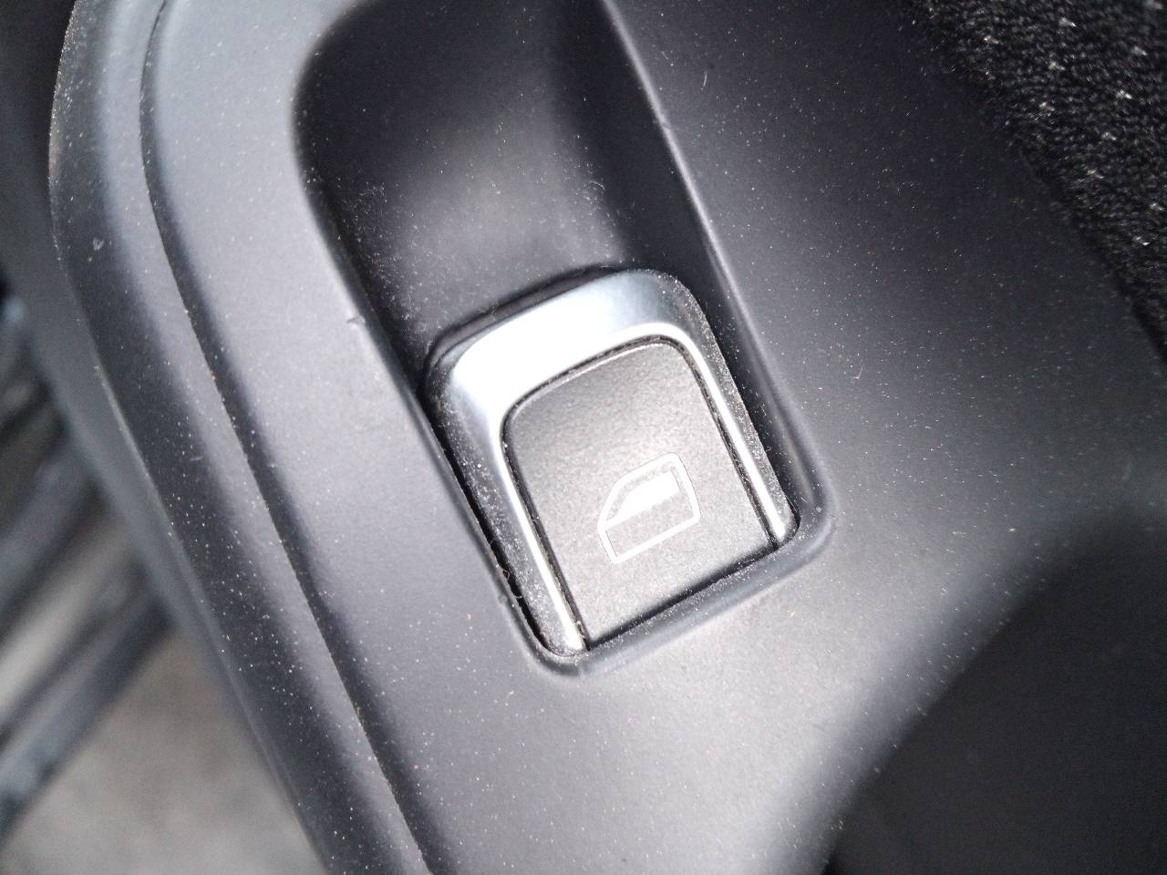 AUDI A5 Sportback Priekinių dešinių durų langų pakėlimo mygtukai 24516214