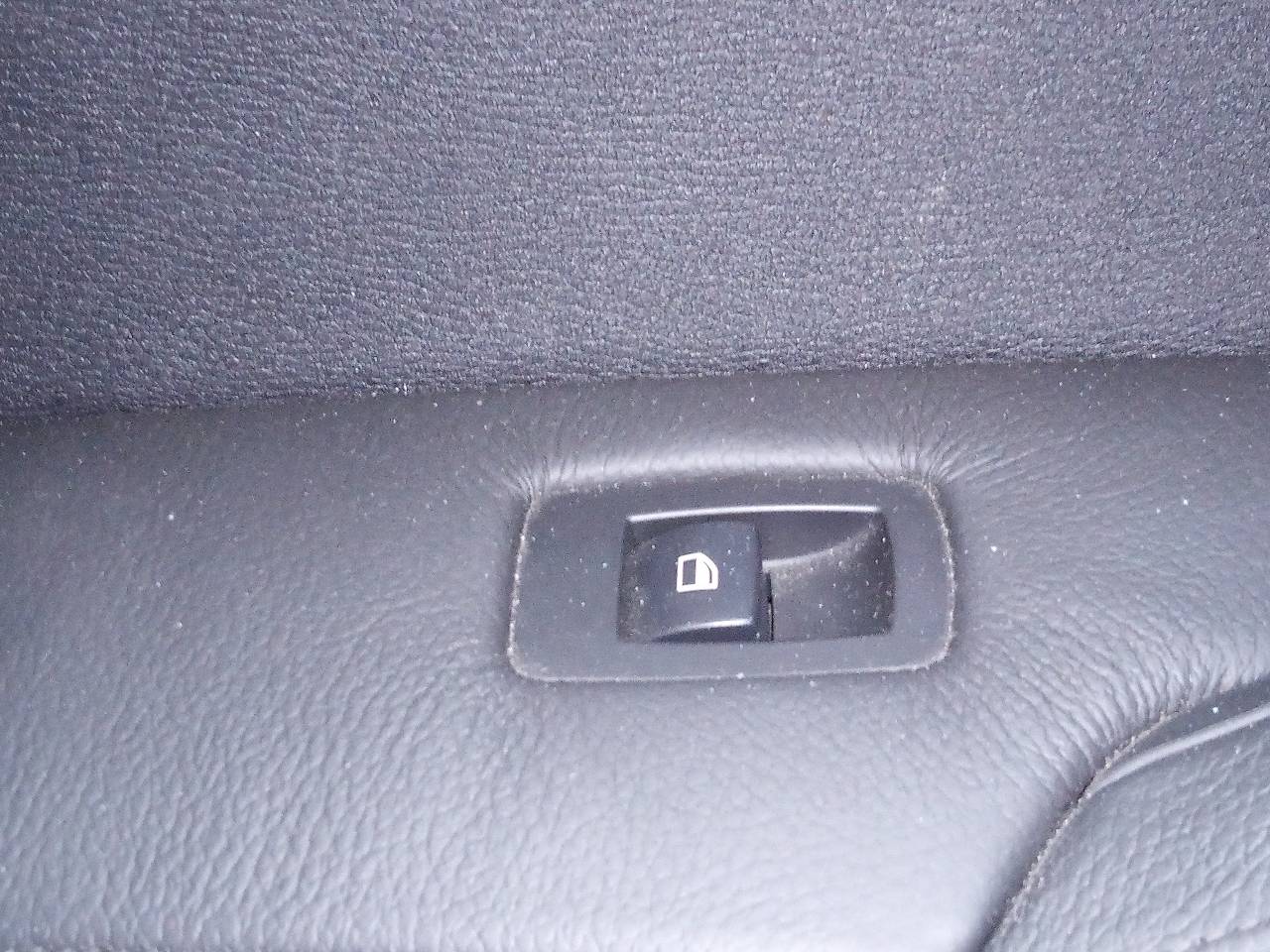 BMW X6 E71/E72 (2008-2012) Galinių dešinių durų langų pakėlimo mygtukas 24084592