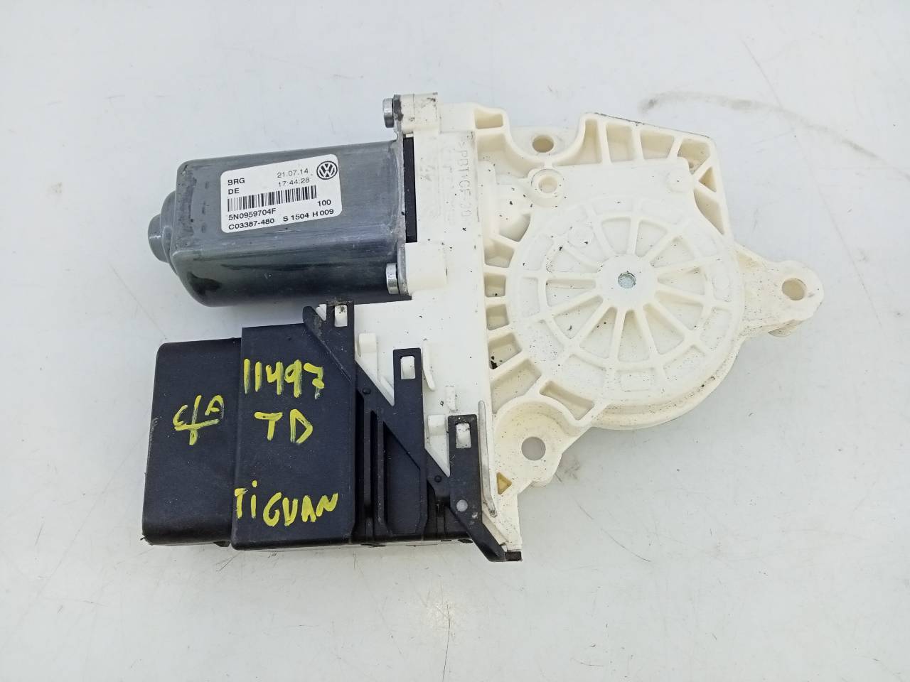 VOLKSWAGEN Tiguan 1 generation (2007-2017) Rear Right Door Window Control Motor 5N0959704F, E1-B6-52-1 26270496