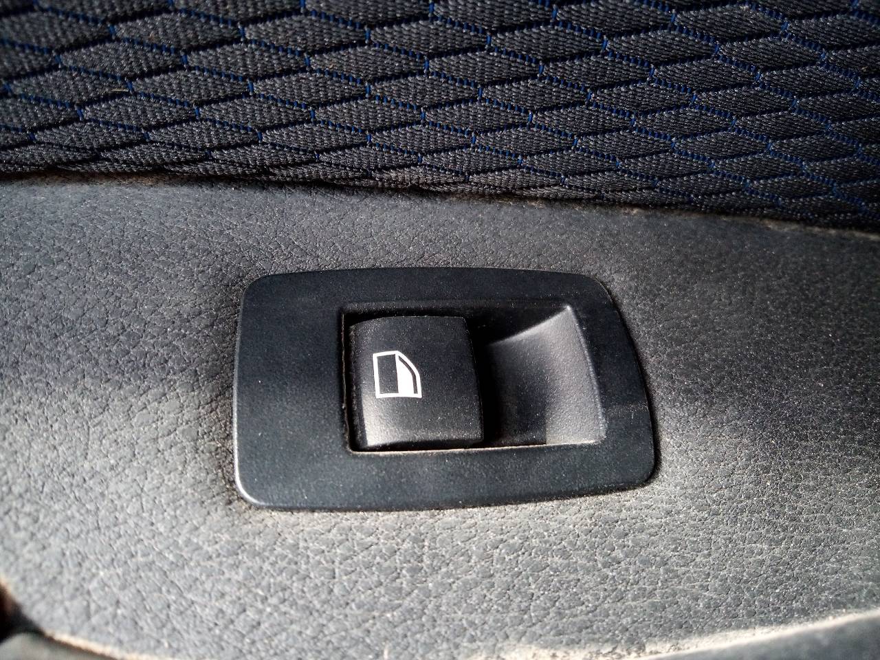 BMW X1 F48/F49 (2015-2023) Кнопка стеклоподъемника задней правой двери 24083864
