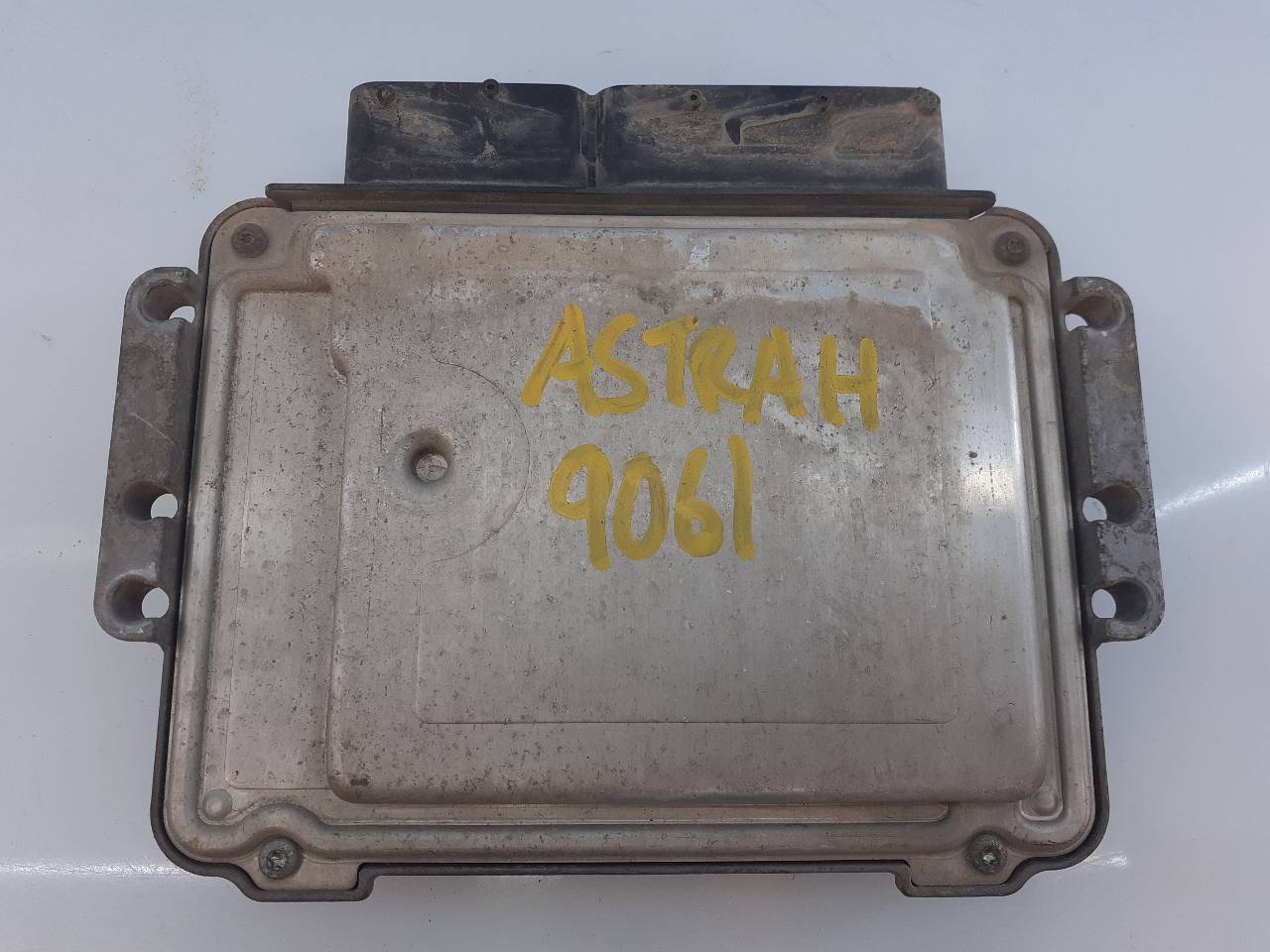 OPEL Astra J (2009-2020) Engine Control Unit ECU 0281011943, 55556829, E3-A5-9-3 18730157