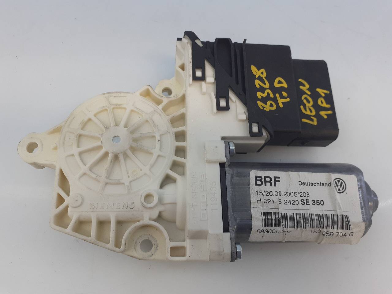 SEAT Leon 2 generation (2005-2012) Motor de control geam ușă  dreapta spate 1K0959704G, 974647200, E1-B6-2-4 18730022