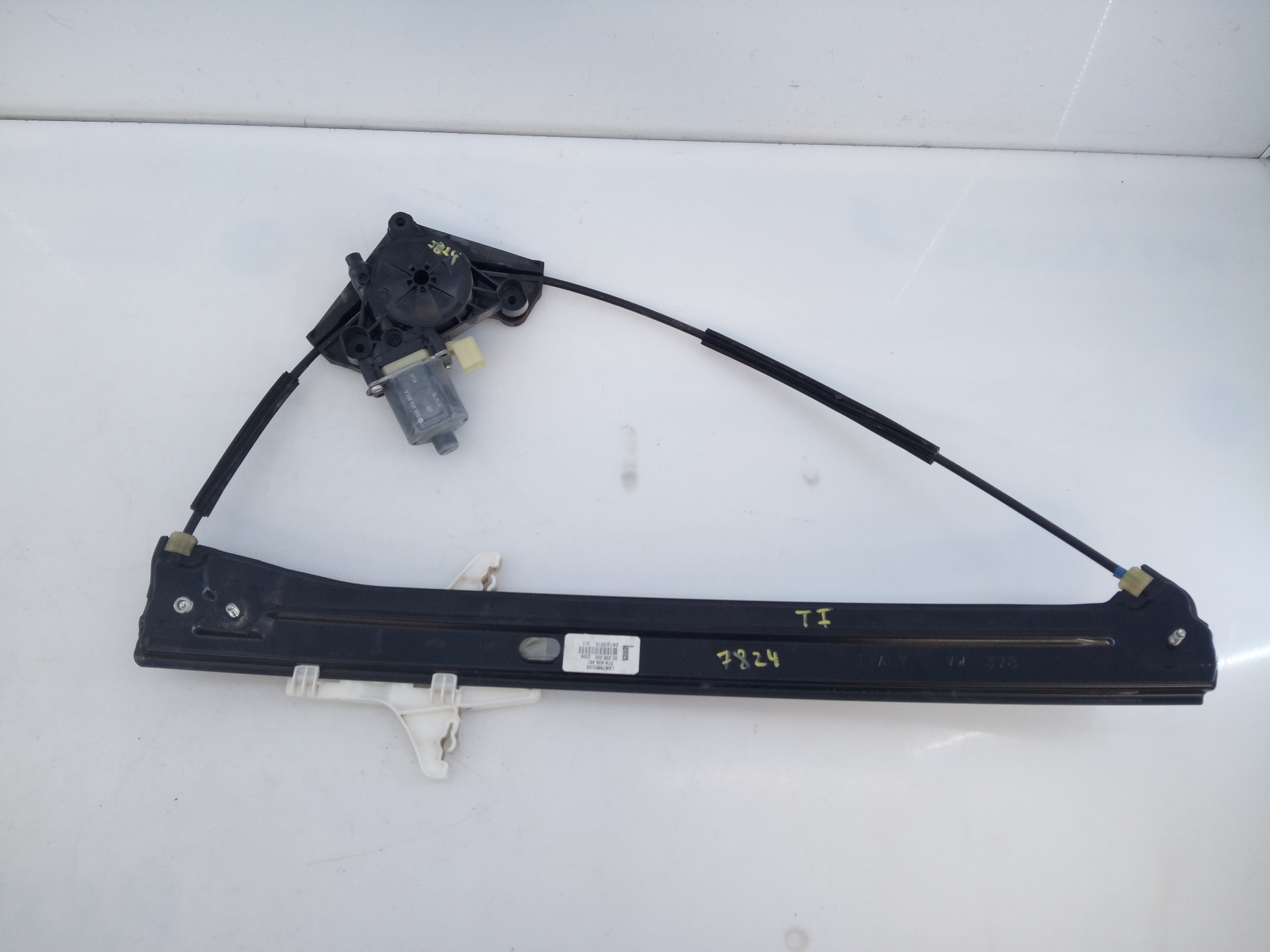 VOLKSWAGEN Touran 3 generation (2015-2023) Rear left door window lifter 5Q0959801A, E1-B6-55-1 24291849