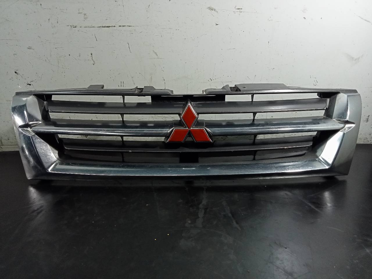 MITSUBISHI Pajero 3 generation (1999-2006) Radiator Grille MR387981,P2-A2-24 23293569