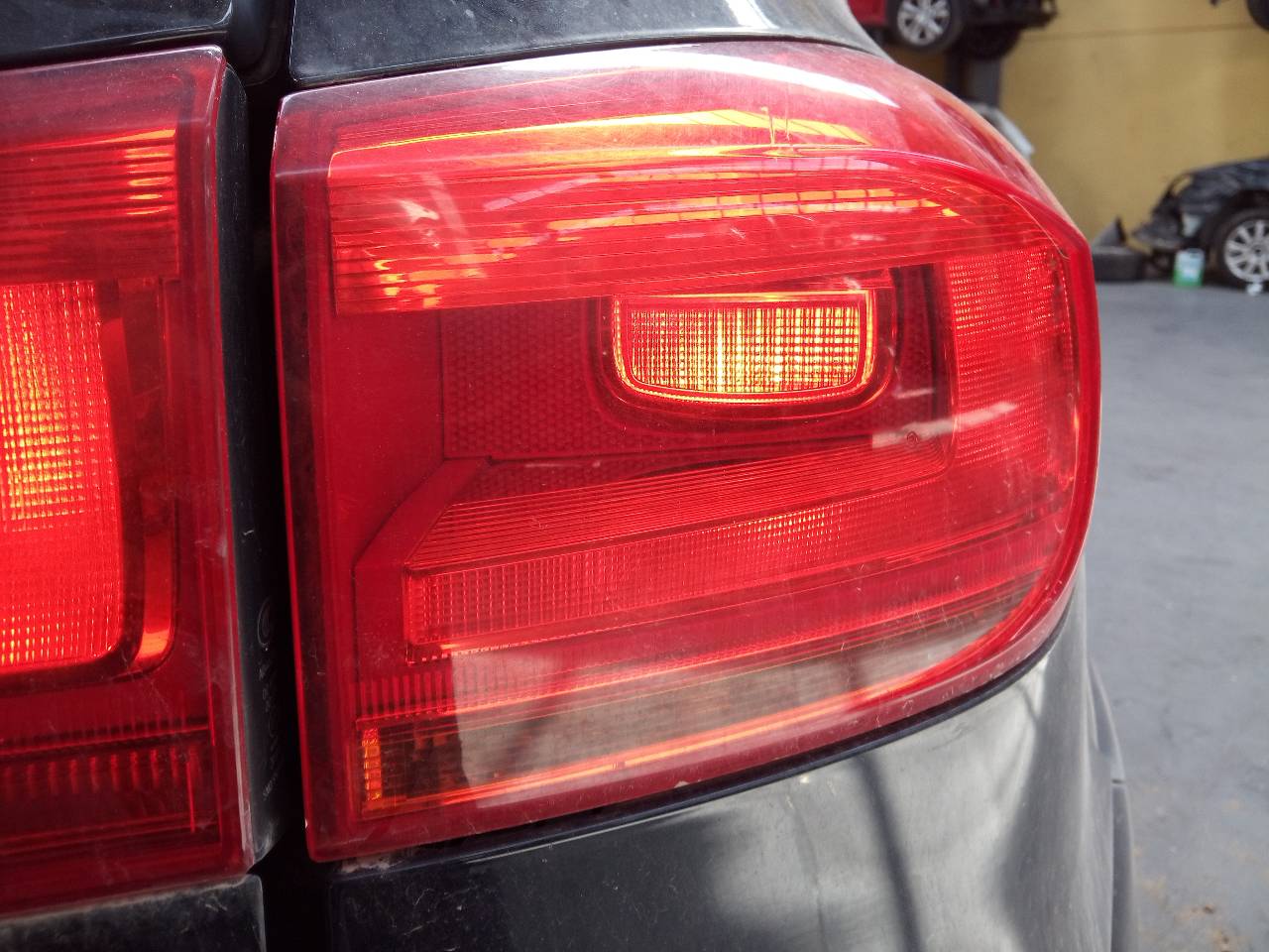 VOLKSWAGEN Tiguan 1 generation (2007-2017) Rear Right Taillight Lamp 5N0945312D,E1-B6-55-2 21802737