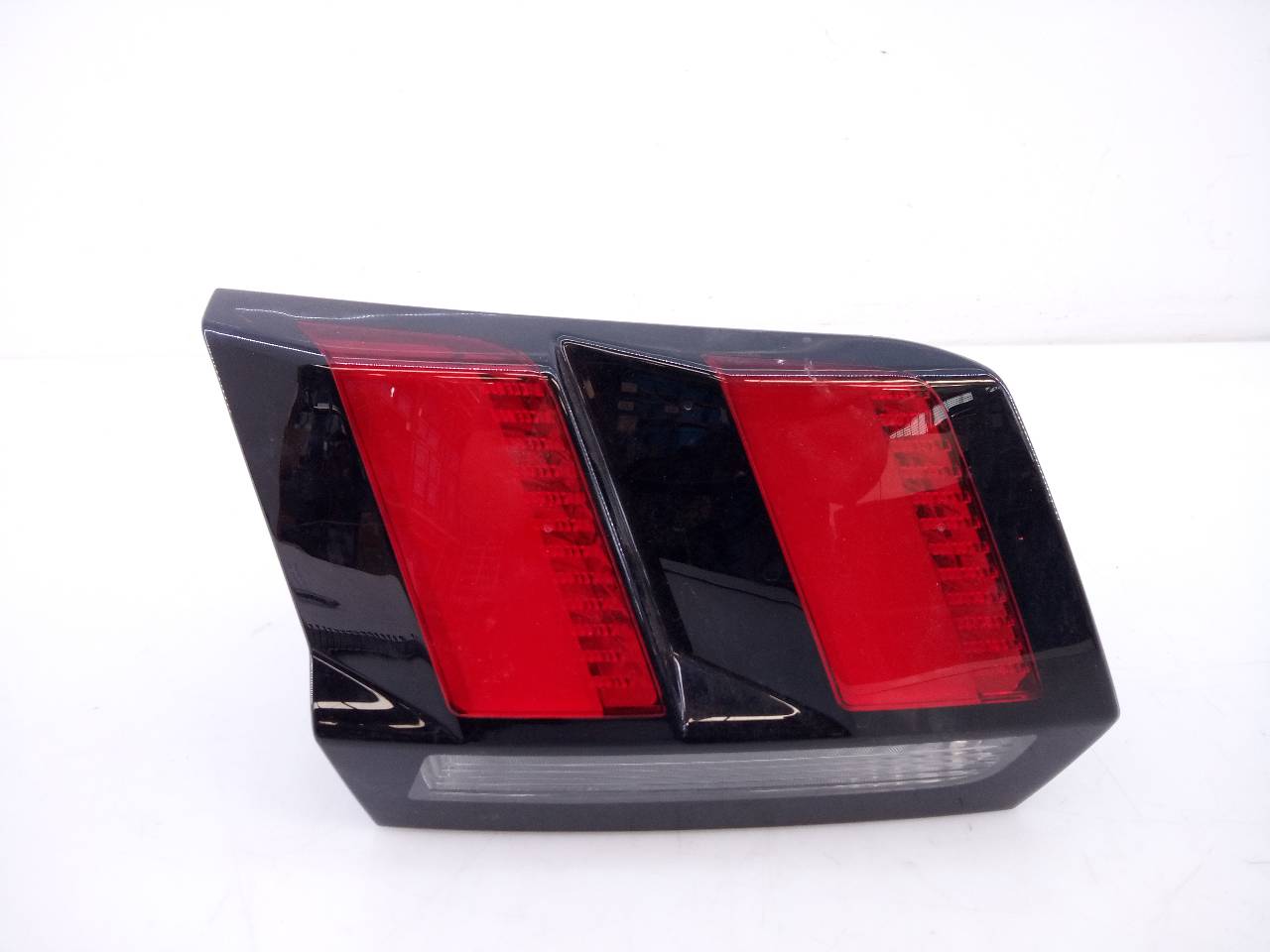 PEUGEOT 3008 2 generation (2017-2023) Left Side Tailgate Taillight 9810477880, E1-A4-43-1 24063358