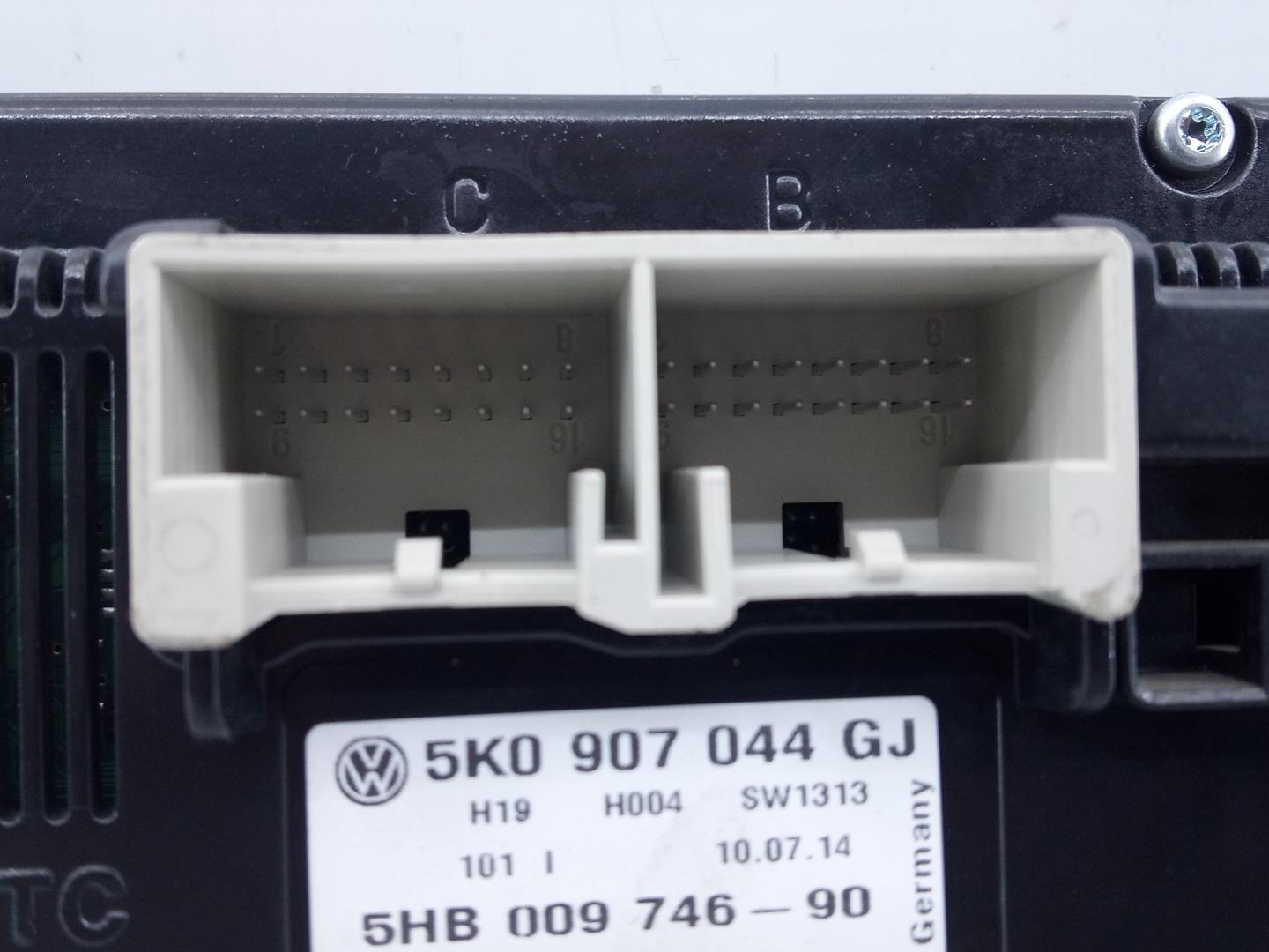 VOLKSWAGEN Tiguan 1 generation (2007-2017) Unitate de control al climei 5K0907044GJ,E2-A1-18-2 20680737