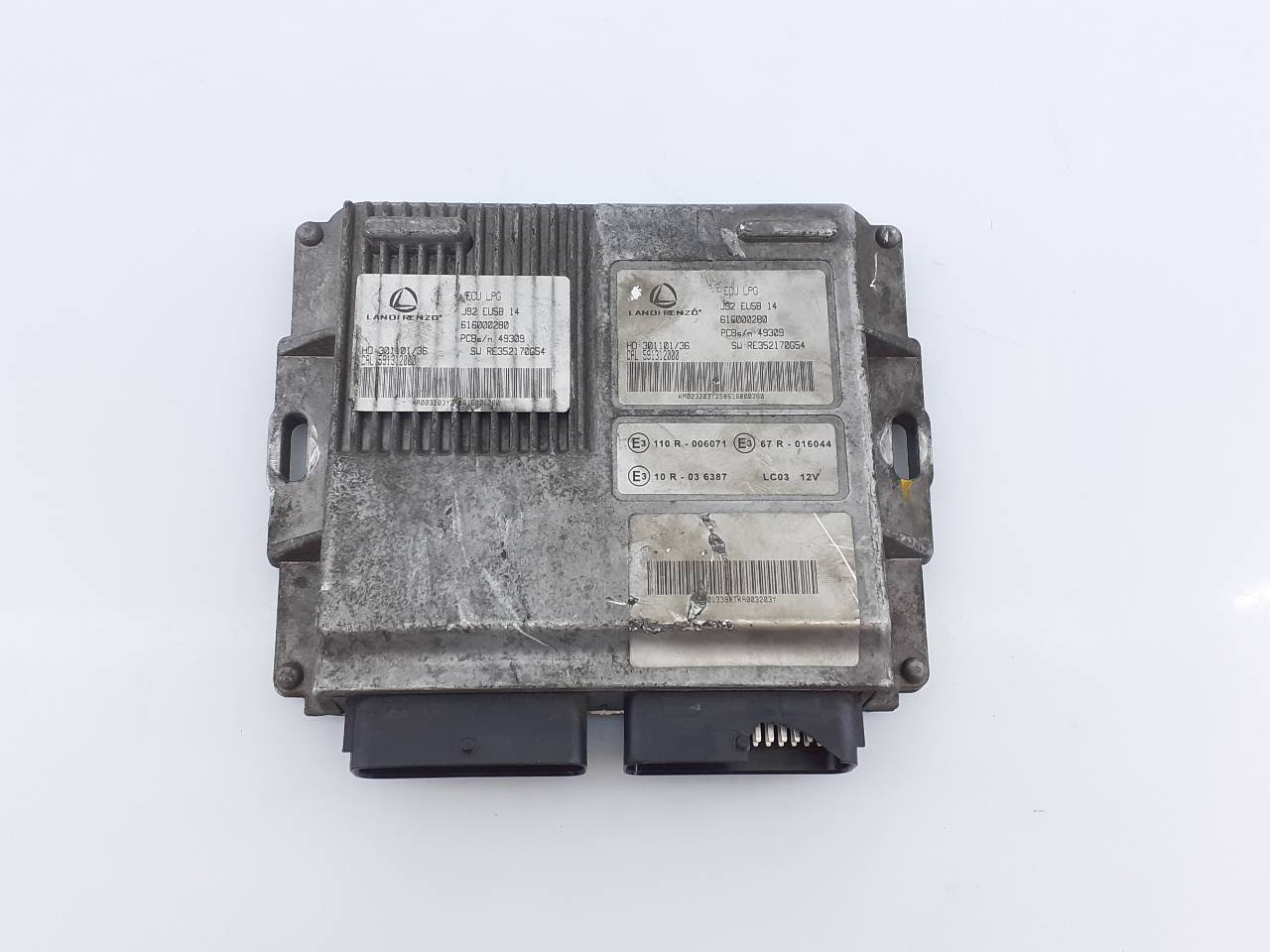 DACIA Lodgy 1 generation (2013-2024) Engine Control Unit ECU 237106724R, E2-A1-8-7 18746415